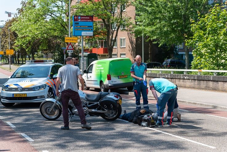 Motorrijder naar ziekenhuis na botsing op Luttenbergstraat - Foto: Peter Denekamp