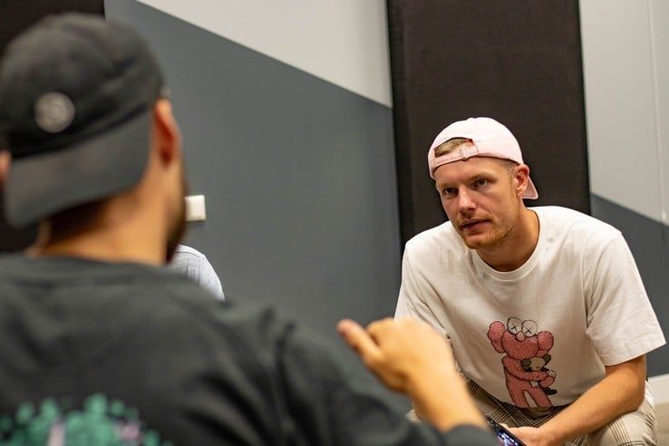 Vlogger Enzo Knol krijgt beatbox-les in fonkelnieuwe Beatbox - Foto: Vibey Visuals