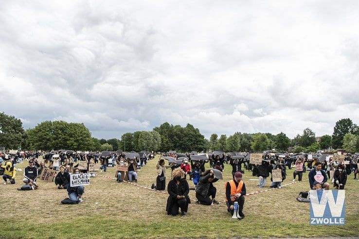 Meer dan duizend mensen demonstreren tegen racisme in Zwolle - Foto: Geertjan Kuper
