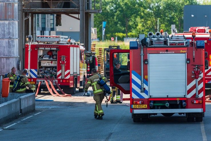 Brand bij mengvoederfabriek ForFarmers in Zwolle - Foto: Peter Denekamp