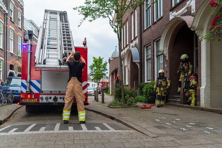 Brandweer rukt uit voor piepende rookmelder in Assendorp - Foto: Peter Denekamp