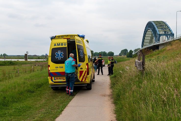 Agenten redden vrouw uit water bij Engelse Werk - Foto: Peter Denekamp