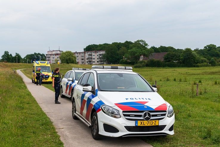 Agenten redden vrouw uit water bij Engelse Werk - Foto: Peter Denekamp