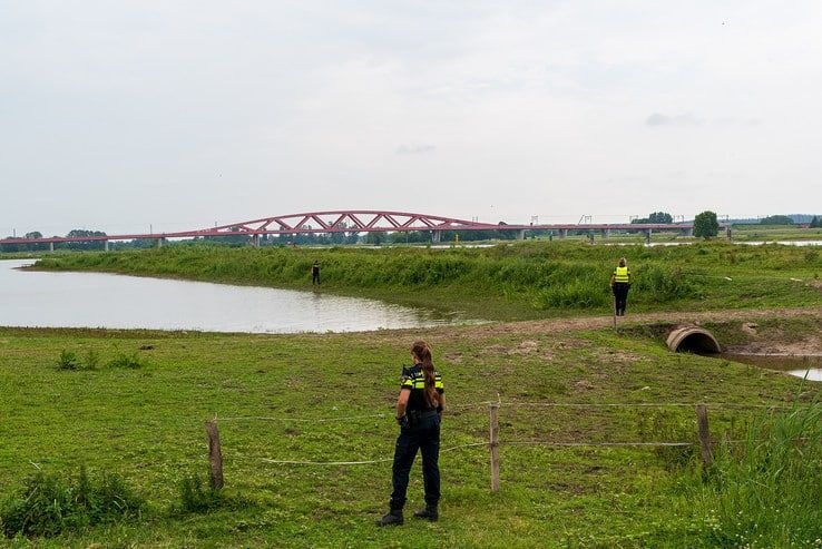 Agenten redden vrouw uit water bij Engelse Werk - Foto: Peter Denekamp