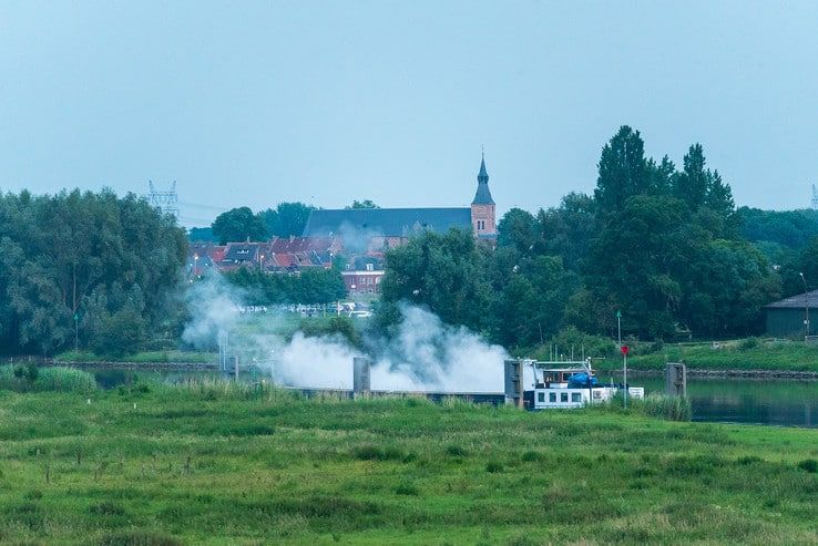 Rokend vrachtschip zorgt voor stank in Zwolle-Zuid - Foto: Peter Denekamp