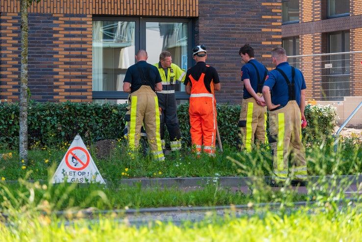 Graafmachine veroorzaakt gaslek op Burgemeester Roelenweg - Foto: Peter Denekamp