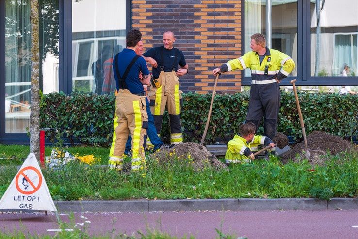 Graafmachine veroorzaakt gaslek op Burgemeester Roelenweg - Foto: Peter Denekamp