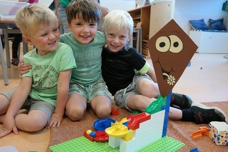 Kleuters Montessori Kindcentrum bouwen met een LEGO Master - Foto: Ingezonden foto