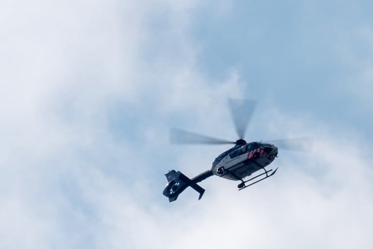 Politiehelikopter vliegt rondjes boven Assendorp - Foto: Peter Denekamp