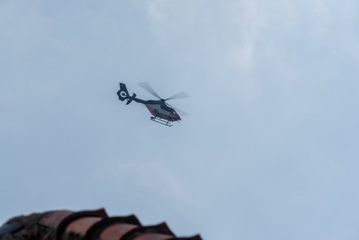 Politiehelikopter vliegt rondjes boven Assendorp - Foto: Peter Denekamp