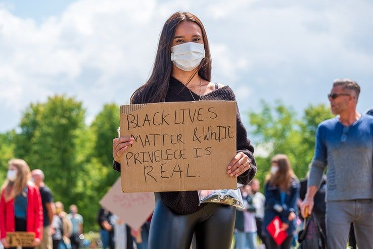 Meer dan duizend mensen demonstreren tegen racisme in Zwolle - Foto: Peter Denekamp
