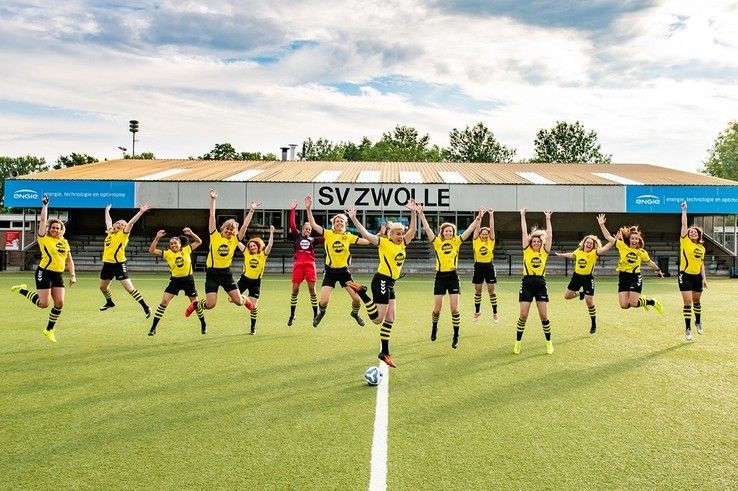 Damesteam SV Zwolle presenteert nieuw voetbaltenue - Foto: Ferdy Damman 