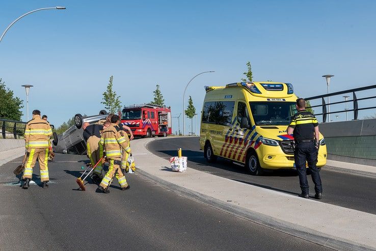Man gewond na auto over de kop in Stadshagen - Foto: Peter Denekamp