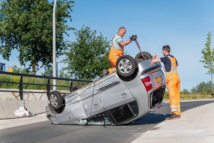 Man gewond na auto over de kop in Stadshagen - Foto: Peter Denekamp