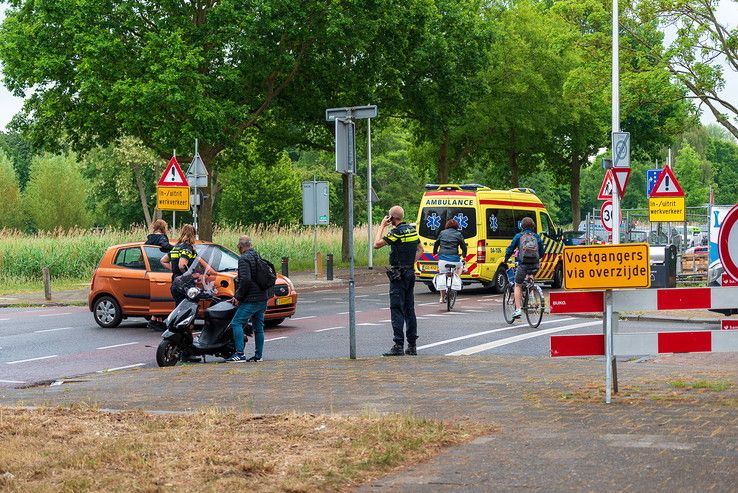 Twee gewonden bij aanrijding op Middelweg - Foto: Peter Denekamp