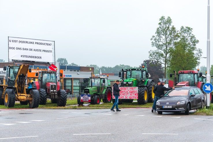 Duitse boeren nemen deel aan blokkade distributiecentrum Albert Heijn in Zwolle - Foto: Peter Denekamp