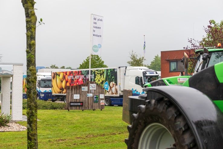 Duitse boeren nemen deel aan blokkade distributiecentrum Albert Heijn in Zwolle - Foto: Peter Denekamp