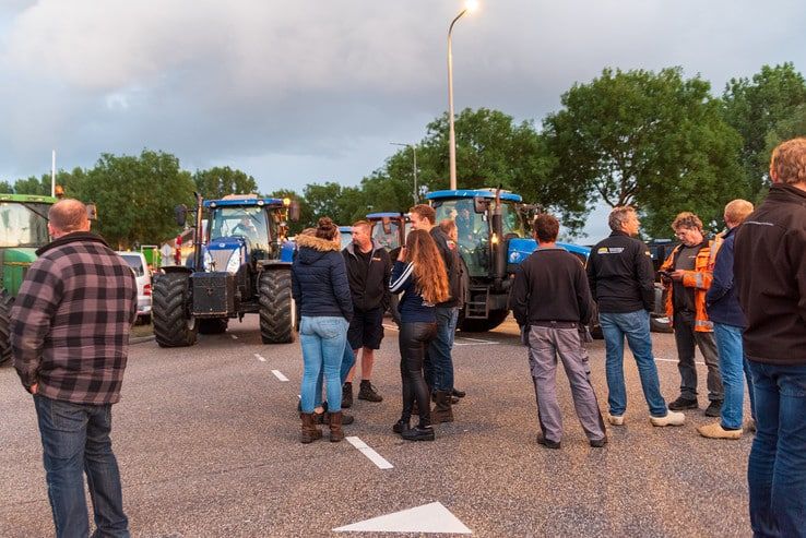 Massaal boerenprotest bij distributiecentrum Albert Heijn in Zwolle - Foto: Peter Denekamp