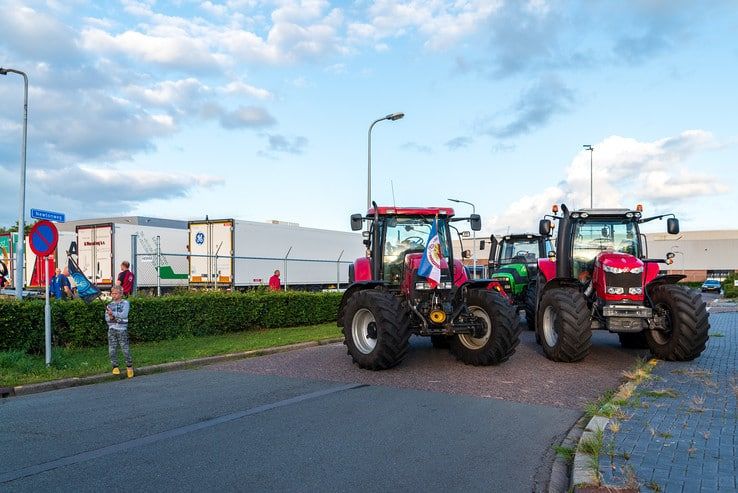 Massaal boerenprotest bij distributiecentrum Albert Heijn in Zwolle - Foto: Peter Denekamp