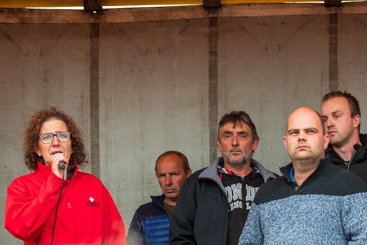 Protesterende boeren verlaten Zwolle met rechte rug - Foto: Peter Denekamp