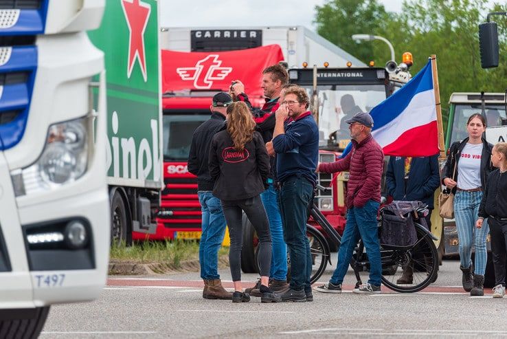 Protesterende boeren verlaten Zwolle met rechte rug - Foto: Peter Denekamp
