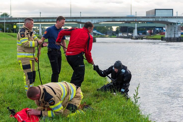 Brandweer redt ree uit Zwolle-IJsselkanaal - Foto: Peter Denekamp