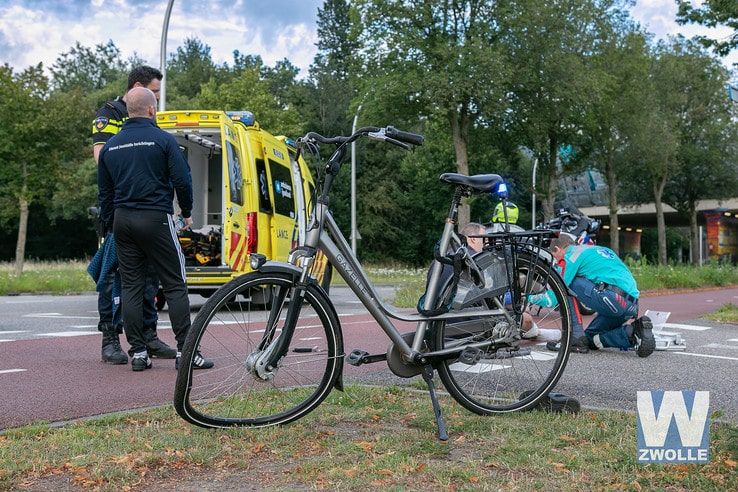 Ongeval tussen auto en fietser aan de Burgemeester Roelenweg - Foto: Arjen van der Zee