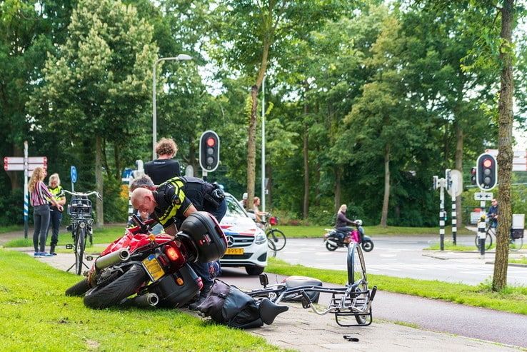 Fietser gewond bij aanrijding met motor in Assendorp - Foto: Peter Denekamp