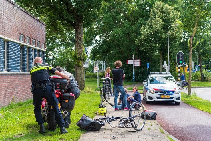 Fietser gewond bij aanrijding met motor in Assendorp - Foto: Peter Denekamp