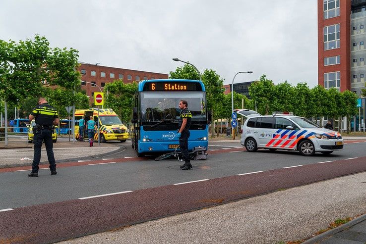 Aanrijding tussen fietser en bus in Hanzeland - Foto: Peter Denekamp