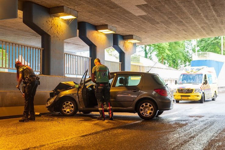 Auto crasht in Van Karnebeektunnel - Foto: Peter Denekamp