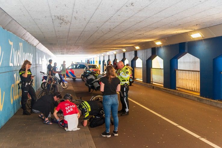 Fietsster gewond door valpartij in Van Karnebeektunnel - Foto: Peter Denekamp