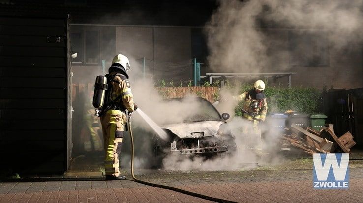 Voor tweede keer in een week een autobrand in Stadshagen - Foto: Arjen van der Zee