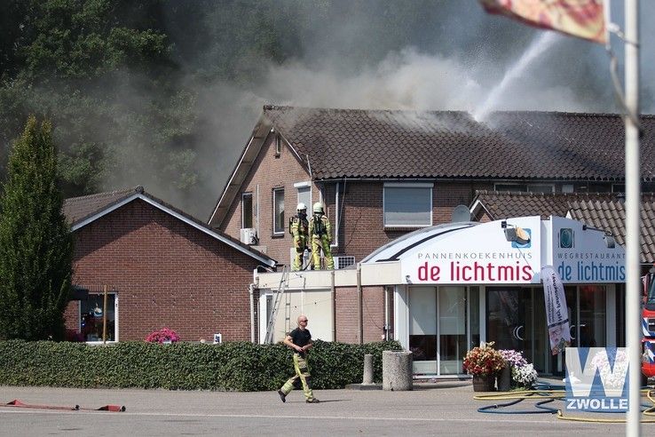 Zeer grote brand bij restaurant aan de Lichtmis - Foto: Arjen van der Zee