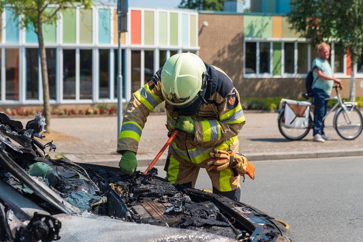 Cabrio door brand verwoest op Oosterenk - Foto: Peter Denekamp