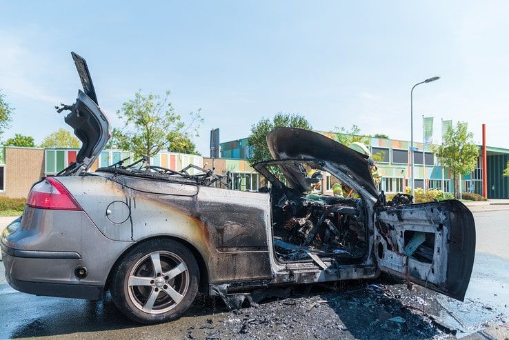 Cabrio door brand verwoest op Oosterenk - Foto: Peter Denekamp