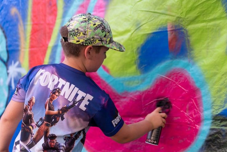 Kinderen spuiten legaal graffiti in de Zeeheldenbuurt - Foto: Peter Denekamp