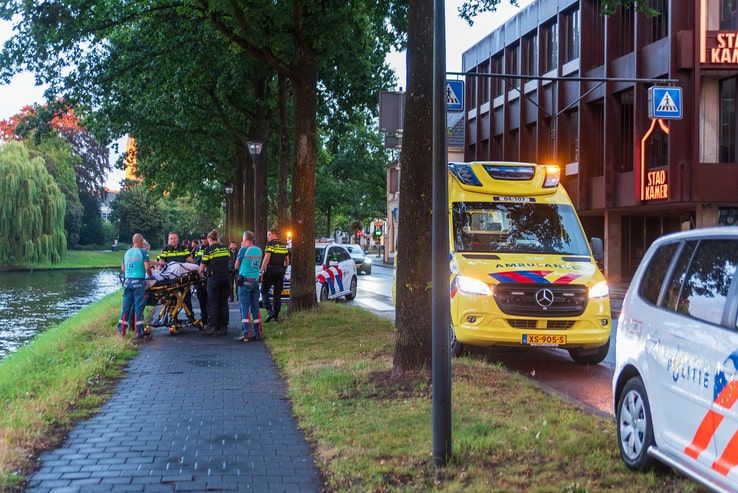 Politie haalt verwarde man uit Zwolse stadsgracht - Foto: Peter Denekamp