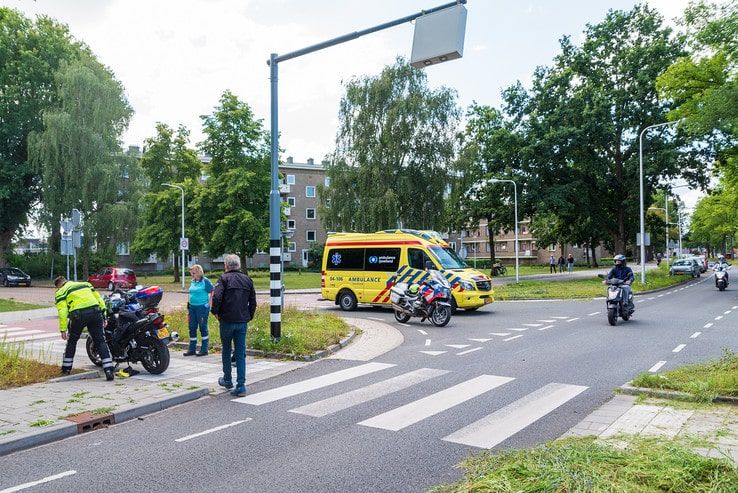 Motorrijdster gaat onderuit op Meppelerstraatweg - Foto: Peter Denekamp
