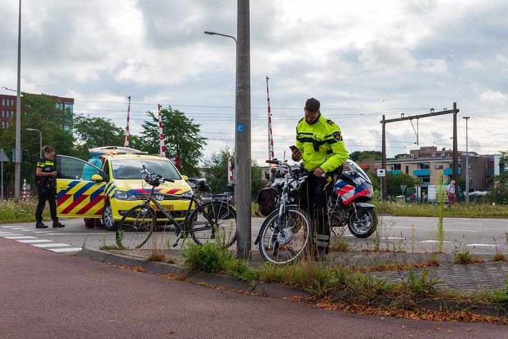 Fietsster gewond na aanrijding met auto in Zwolle-Zuid - Foto: Peter Denekamp