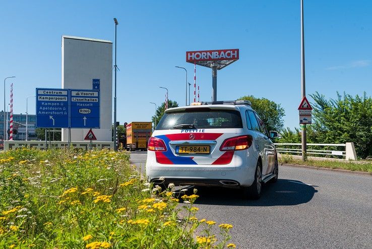 Flinke blikschade bij aanrijding op Holtenbroekerbrug - Foto: Peter Denekamp