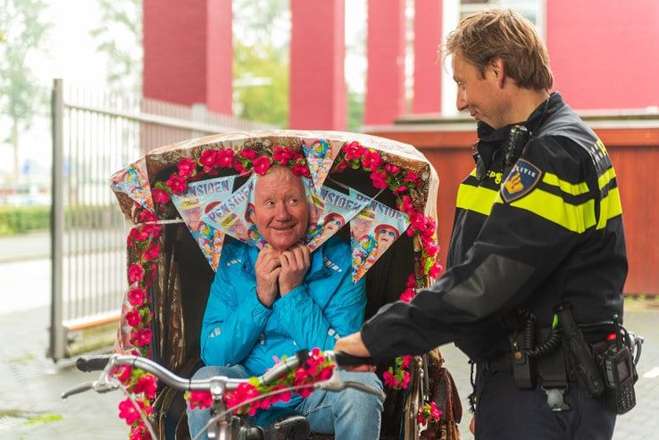 Wijkagent maakt afscheidstour door Holtenbroek en Aa-landen - Foto: Peter Denekamp