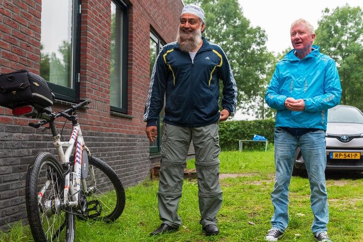 Wijkagent maakt afscheidstour door Holtenbroek en Aa-landen - Foto: Peter Denekamp