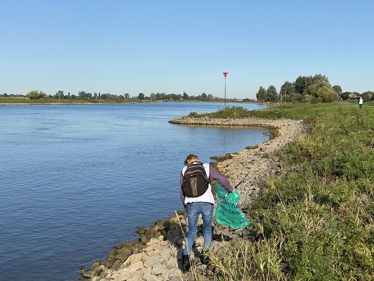 Vrijwilligers verzamelen zwerfafval langs IJssel - Foto: Wim Eikelboom