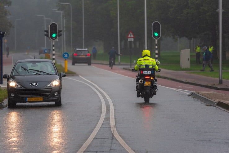 Ruim tien bekeuringen tijdens verkeerscontroles in Zwolle - Foto: Peter Denekamp
