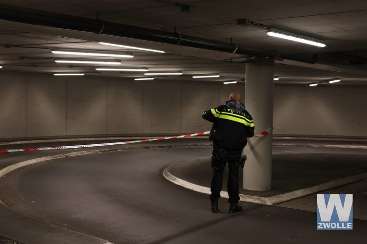 Schietincident bij ingang parkeergarage Winkelcentrum Zwolle Zuid - Foto: Arjen van der Zee
