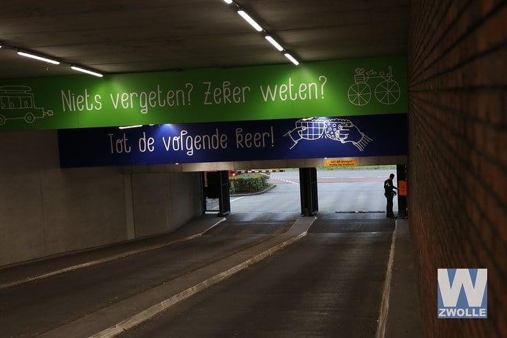 Schietincident bij ingang parkeergarage Winkelcentrum Zwolle Zuid - Foto: Arjen van der Zee