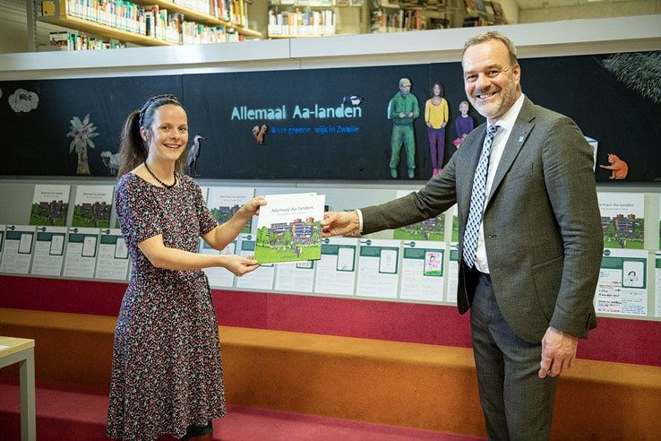Wethouder Klaas Sloots neemt eerste exemplaar van prentenboek ‘Allemaal Aa-landen’ in ontvangst - Foto: Kasper Veenstra