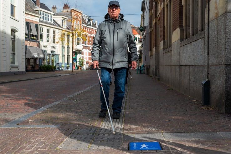 Blauwe stoeptegel geplaatst op dag van de witte stok in Zwolle - Foto: Peter Denekamp