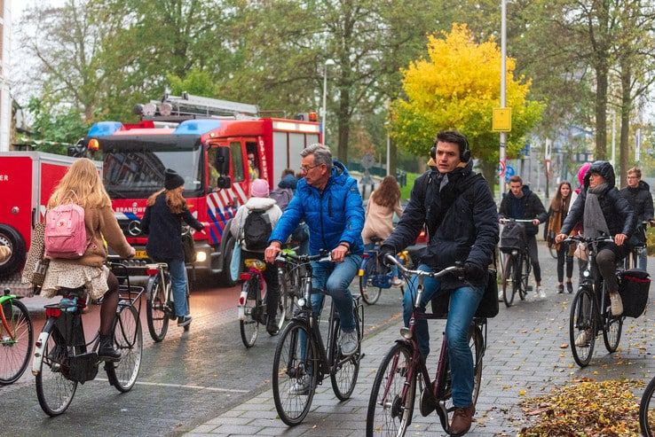 Brandweer reinigt ruim kilometer fietspad in Hanzeland en Assendorp - Foto: Peter Denekamp